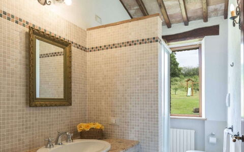 Podere Aurora: Parete, Interior Design, Idraulico Fixture, Pavimentazione, Soffitto, Pavimento, Idraulico, Rubinetto, Bagno, Piastrella