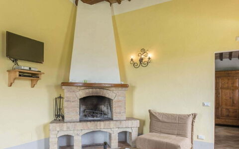 Podere Aurora: Parete, Pavimentazione, Interior Design, Pavimento, Mobilia, Focolare, Soffitto, Camera, Casa, Soggiorno