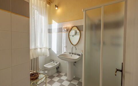 La Palazzina: Interior Design, Pavimentazione, Idraulico Fixture, Pavimento, Bagno, Lavandino Del Bagno, Camera, Idraulico, Illuminazione, Lavello