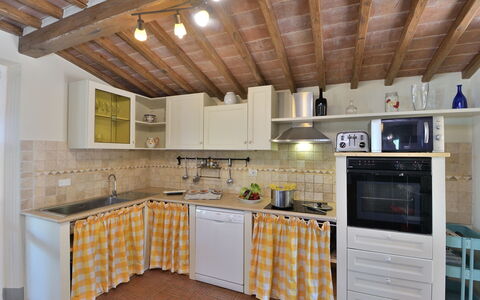 Bellaria: Cucina, Mobilia, Controsoffitto, Elettrodomestico Da Cucina, Interior Design, Pavimentazione, Apparecchio Major, Legna, Cabinetry, Soffitto