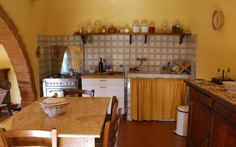 Podere Torre: Mobilia, Interior Design, Pavimentazione, Legna, Cucina, Camera, Pavimento, Cabinetry, Tavolo, Illuminazione