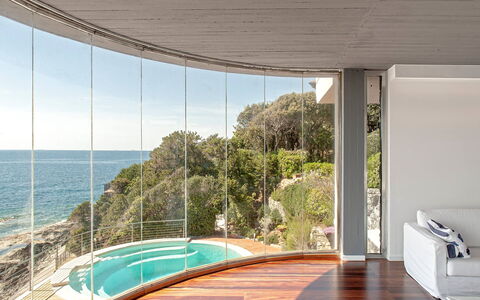 Villa Baia al Mare: Interior Design, Pavimento, Bicchiere, Color Legno, Shade, Illuminazione Diurna, Eco Hotel, Latifoglie, Piscina, Balcone