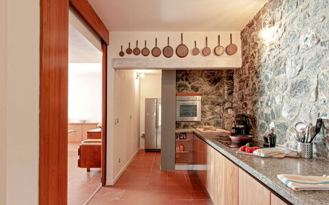 Villa Baia al Mare: Parete, Cucina, Legna, Pavimentazione, Interior Design, Controsoffitto, Soffitto, Pavimento, Casa, Lampada