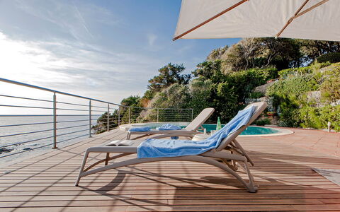 Villa Baia al Mare: Blu, Acqua, Mobili Da Esterno, Mobilia, Sedia, Ombrello, Ricorrere, Lettino, Shade, Eco Hotel
