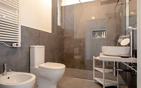 Villa Baia al Mare: Toilet Seat, Bagno, Gabinetto, Idraulico Fixture, Pavimentazione, Pavimento, Parete, Interior Design, Lavello, Lavandino Del Bagno