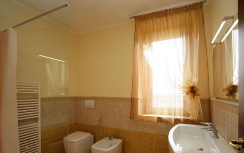 San Giuseppe Villa: Pavimentazione, Interior Design, Parete, Pavimento, Idraulico Fixture, Legna, Bagno, Rubinetto, Idraulico, Soffitto