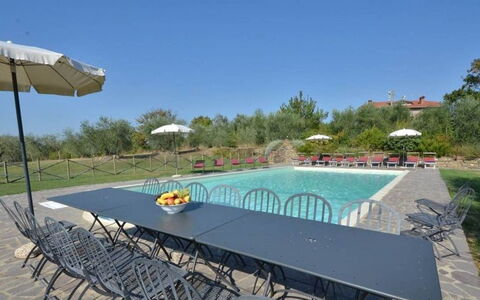 Villa Il Poggio: Mobilia, Mobili Da Esterno, Tavolo, Sedia, Tavolo Esterno, Prato, Landscaping, Cortile, Piscina, Ricorrere