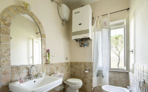 Villa Il Poggio: Parete, Idraulico Fixture, Interior Design, Pavimentazione, Pavimento, Lavello, Bagno, Rubinetto, Lavandino Del Bagno, Idraulico