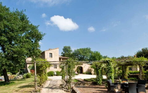 Villa Pipirelli: Arbusto, Zona Residenziale, Casa, Giardino, Villetta, Estate, Hacienda, Backyard, Shade