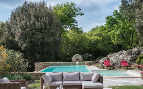 Villa Pipirelli: Giardino, Mobili Da Esterno, Arbusto, Mobilia, Backyard, Groundcover, Landscaping, Shade, Sedia, Prato