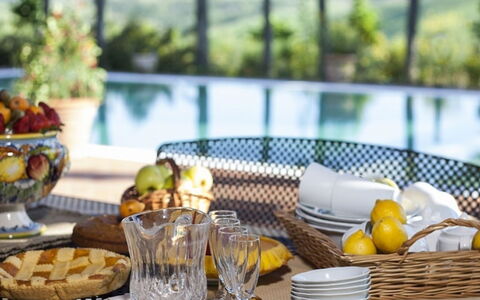 Villa Santa Virginia: Tavola, Mobilia, Serveware, Tavolo, Cibo, Bicchieri, Dishware, Frutta, Tovaglia, Sedia