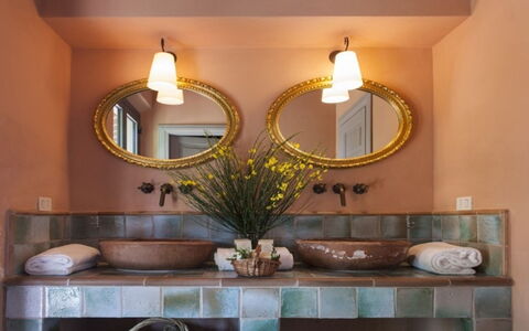 Villa Santa Virginia: Interior Design, Parete, Lavandino Del Bagno, Idraulico Fixture, Specchio, Bagno, Illuminazione, Lampada, Idraulico, Lavello