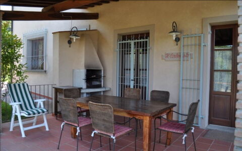 Podere della Madonna Villa: Mobilia, Sedia, Tavolo, Pavimentazione, Cucina & Sala Da Pranzo Tavolo, Mobili Da Esterno, Pavimento, Interior Design, Tavolo Esterno, Portico