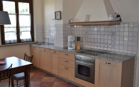 Podere della Madonna Villa: Cucina, Pavimentazione, Controsoffitto, Mobilia, Cabinetry, Pavimento, Interior Design, Legna, Elettrodomestico Da Cucina, Lavandino Della Cucina