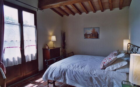 Podere della Madonna Villa: Mobilia, Parete, Camera Da Letto, Letto, Legna, Interior Design, Pavimentazione, Pavimento, Lenzuolo, Bedding