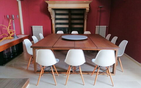 Villa Cala Moresca: Mobilia, Pavimentazione, Sedia, Legna, Interior Design, Tavolo, Pavimento, Cucina & Sala Da Pranzo Tavolo, Sala Da Pranzo, Marrone