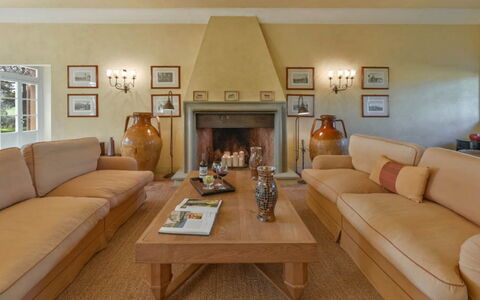 Villa Moscato: Mobilia, Interior Design, Divano, Pavimentazione, Parete, Pavimento, Camera, Legna, Soffitto, Soggiorno
