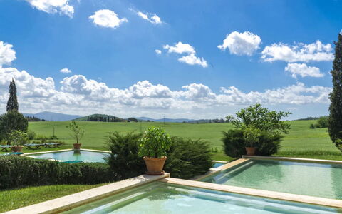 Villa Il Serraglio: Piscina, Giardino, Arbusto, Estate, Lotto, Landscaping, Prato, Agriturismo, Hacienda, Villa