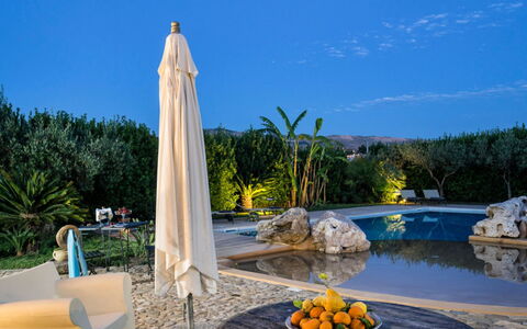 Villa dello Zingaro: Piscina, Ricorrere, Landscaping, Eco Hotel, Giochi D'Acqua, Giardino, Vaso Di Fiori, Hacienda, Ombrello, Estate