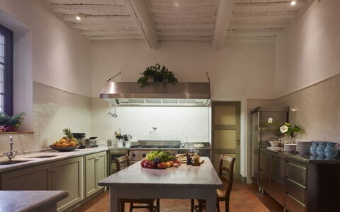 Villa del Riccio: Cucina, Interior Design, Pavimentazione, Mobilia, Controsoffitto, Soffitto, Cabinetry, Illuminazione, Pavimento, Elettrodomestico Da Cucina