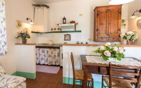 Podere del Mezzadro: Mobilia, Interior Design, Pavimentazione, Legna, Camera, Pavimento, Illuminazione, Soffitto, Tavolo, Cucina