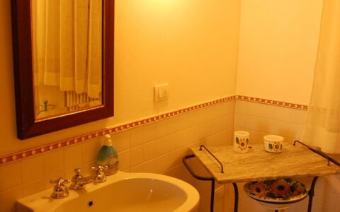 Casale Gioiello: Lavandino Del Bagno, Parete, Idraulico Fixture, Interior Design, Lavello, Pavimento, Rubinetto, Bagno, Pavimentazione, Idraulico