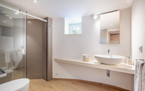 Villa delle Palme: Bagno, Interior Design, Pavimentazione, Pavimento, Idraulico Fixture, Parete, Legna, Vasca Da Bagno, Soffitto, Rubinetto