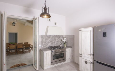 Villa Sara: Pavimentazione, Pavimento, Interior Design, Soffitto, Cucina, Mobilia, Elettrodomestico, Illuminazione, Apparecchio Major, Controsoffitto