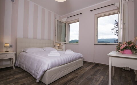Villa Sara: Casa, Appartamento, Camera Da Letto, Letto, Telaio Del Letto, Hotel, Bedding, Balcone, Lenzuolo, Villa
