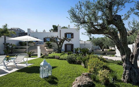 Villa della Laguna: Arbusto, Giardino, Casa, Landscaping, Shade, Estate, Cortile, Vaso Di Fiori, Hacienda, Prato