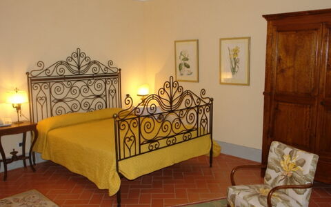Villa Bel Monte: Mobilia, Letto, Camera Da Letto, Interior Design, Bedding, Pavimentazione, Lenzuolo, Pavimento, Camera, Telaio Del Letto