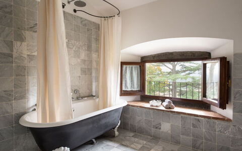Villa Bel Monte: Vasca Da Bagno, Parete, Interior Design, Idraulico Fixture, Pavimentazione, Bagno, Pavimento, Illuminazione, Soffitto, Idraulico