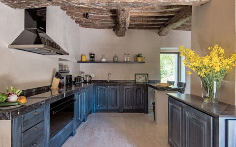 Villa Piuma: Cucina, Controsoffitto, Interior Design, Pavimentazione, Legna, Mobilia, Cabinetry, Elettrodomestico Da Cucina, Pavimento, Casa