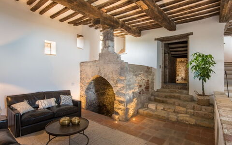 Villa Ugo: Parete, Pavimentazione, Soffitto, Pavimento, Mobilia, Muro ​​Di Pietra, Sedia, Attico, Soggiorno, Pavimento In Legno