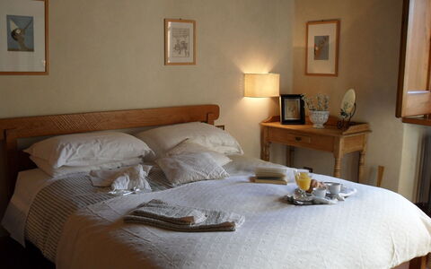 Villa Antonella: Letto, Mobilia, Bedding, Camera Da Letto, Lenzuolo, Legna, Interior Design, Biancheria, Pavimento, Tessile