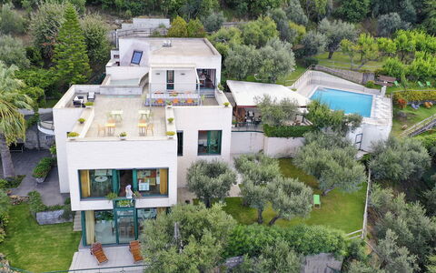 Villa Liliana: Costruzione, Zona Residenziale, Casa, Casa, Architettura, Quartiere, Tetto, Estate, Insediamento Umano, Appartamento