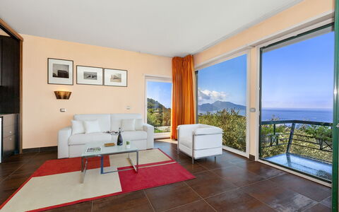 Villa Liliana: Mobilia, Interior Design, Pavimentazione, Camera, Pavimento, Tavolo, Soffitto, Sedia, Appartamento, Divano