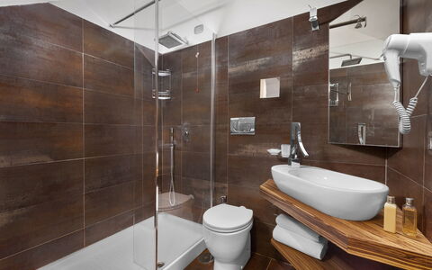 Villa Liliana: Bagno, Interior Design, Pavimentazione, Idraulico Fixture, Pavimento, Lavello, Idraulico, Gabinetto, Rubinetto, Piastrella
