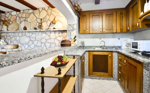 Villa Campanella: Controsoffitto, Interior Design, Pavimentazione, Mobilia, Pavimento, Idraulico Fixture, Cucina, Cabinetry, Rubinetto, Lavello