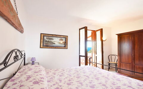 Villa Campanella: Mobilia, Camera Da Letto, Letto, Interior Design, Bedding, Telaio Del Letto, Pavimento, Lenzuolo, Pavimentazione, Soffitto