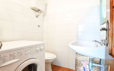Villa Campanella: Pavimentazione, Pavimento, Idraulico Fixture, Interior Design, Bagno, Gabinetto, Toilet Seat, Lavatrice, Soffitto, Camera