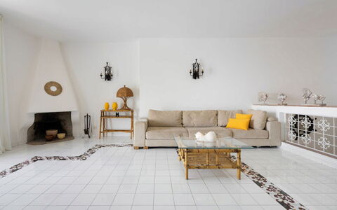 Villa Luce: Pavimentazione, Mobilia, Pavimento, Interior Design, Parete, Soggiorno, Illuminazione, Divano, Camera, Casa