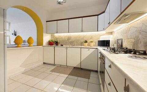 Villa Luce: Cucina, Interior Design, Pavimentazione, Controsoffitto, Cabinetry, Elettrodomestico Da Cucina, Soffitto, Illuminazione, Pavimento, Apparecchio Major
