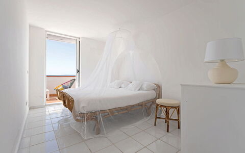 Villa Luce: Camera Da Letto, Pavimento, Interior Design, Pavimentazione, Letto, Mobilia, Casa, Bedding, Lenzuolo, Appartamento