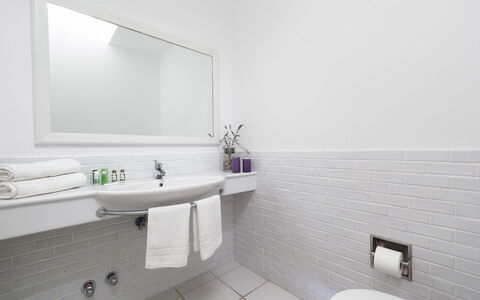 Villa Luce: Idraulico Fixture, Interior Design, Pavimentazione, Bagno, Lavandino Del Bagno, Pavimento, Lavello, Rubinetto, Idraulico