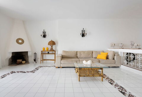 Villa Luce: Pavimentazione, Mobilia, Pavimento, Interior Design, Parete, Soggiorno, Illuminazione, Divano, Camera, Casa