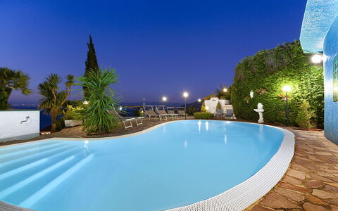 Villa Flora: Blu, Piscina, Ricorrere, Mare, Eco Hotel, Hotel, Mobili Da Esterno, Resort Citta ', Ombrello