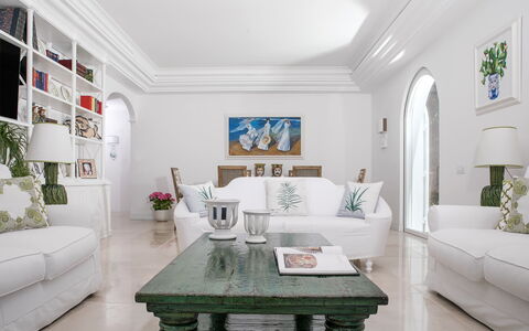 Villa Ribes: Mobilia, Interior Design, Divano, Pavimentazione, Soggiorno, Tavolo, Casa, Pavimento, Soffitto, Camera