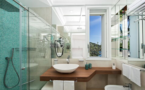 Villa Ribes: Interior Design, Bagno, Idraulico Fixture, Lavandino Del Bagno, Lavello, Pavimentazione, Pavimento, Rubinetto, Specchio, Idraulico