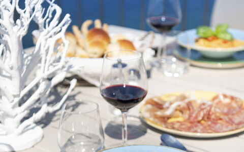 Villa Gilda: Cibo, Tavola, Dishware, Bicchieri, Serveware, Tavolo, Ingrediente, Piatto, Stemware, Mobilia